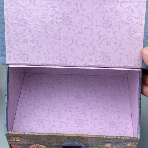 Thomas Kinkade Stationary Set inside Cottage House with Drawers - Picture 3 of 8